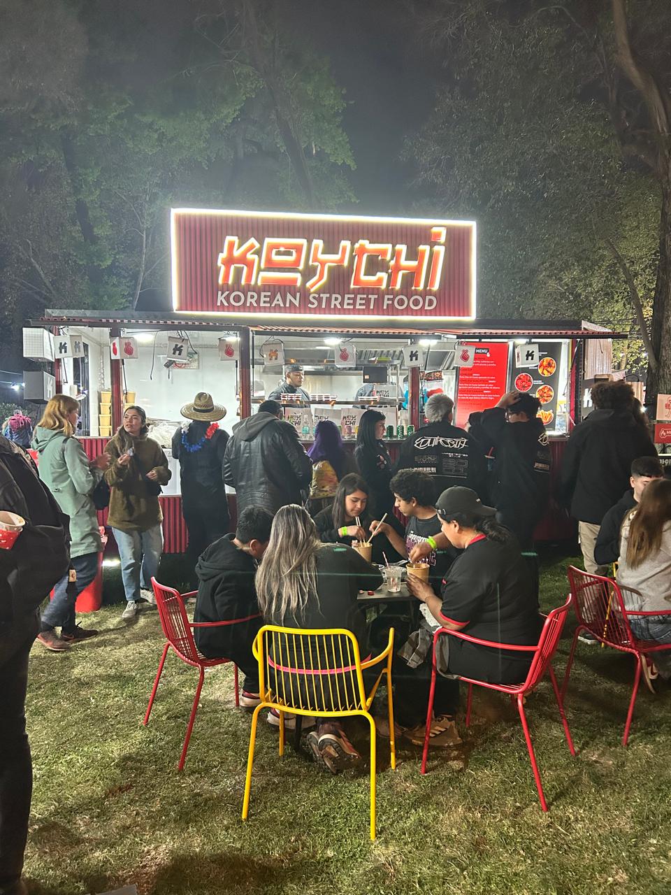 Público disfrutando en el food truck Koychi